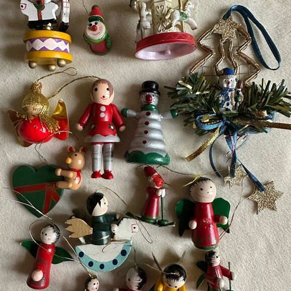 Set of 16 mini vintage, very old, wooden Christmas Ornaments. Mixed lot. - Picture 1 of 4